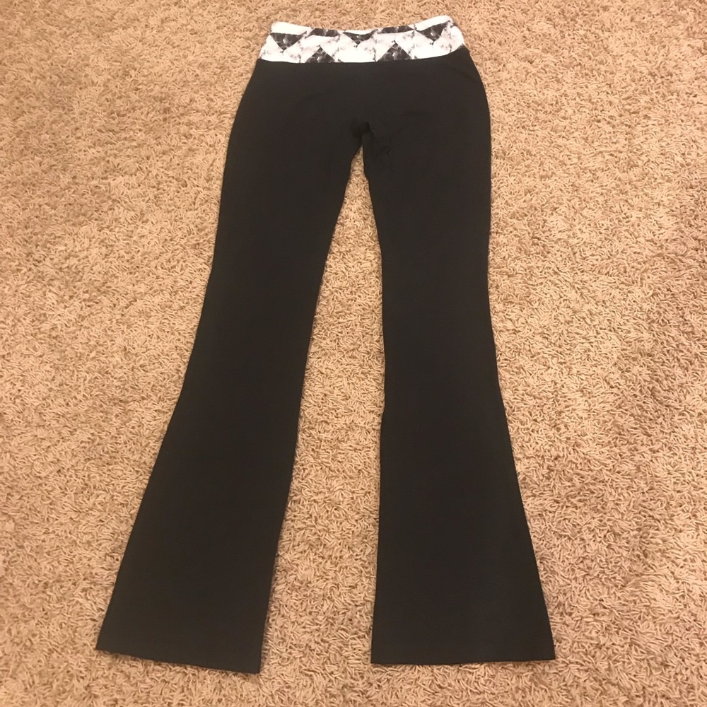 🛍 3/$24 BUNDLE SO Bootcut Yoga Pants Size Small - Picture 3 of 16